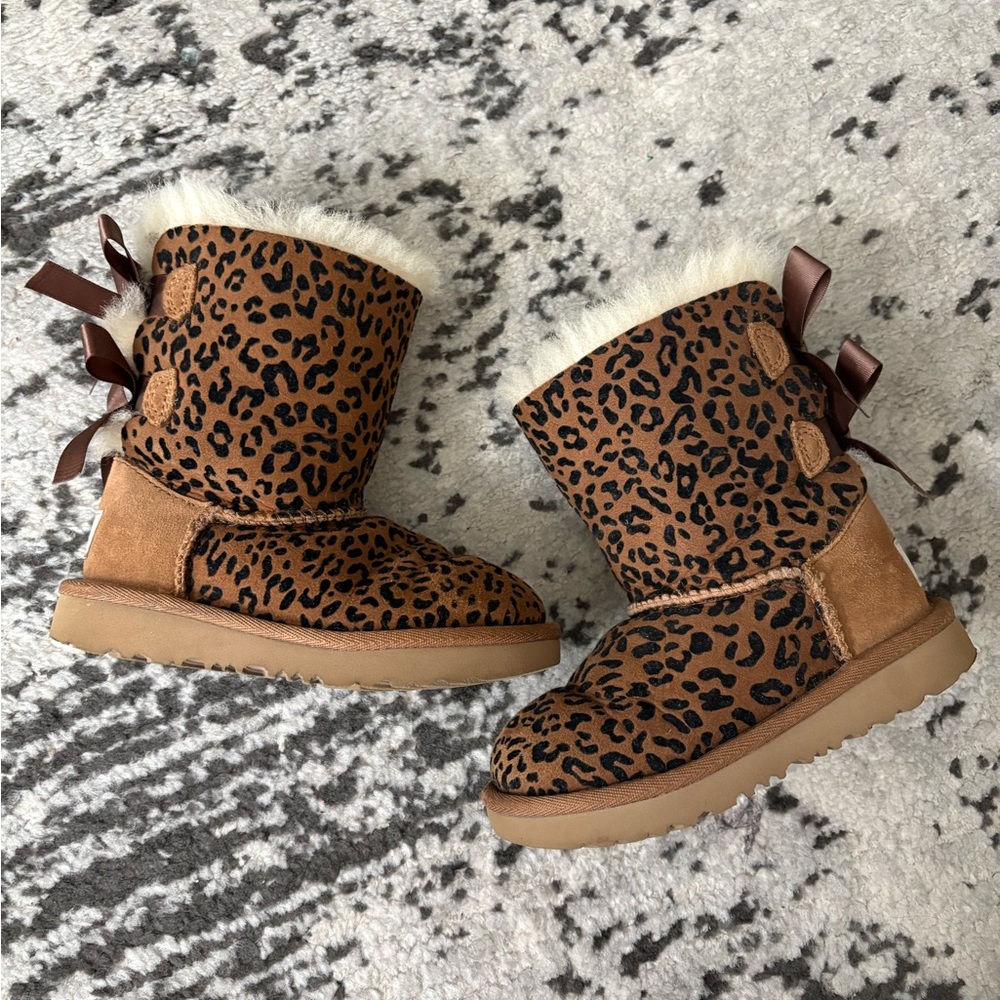 *SOLD* UGG BAILEY BOW II